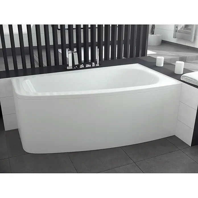 Bad Land Eckbadewanne LUNA Acryl-Eckwanne 150 x 80 cm rechts Weiß - L x B: 150 x 80 cm, Sanitäracryl, Weiß - Weiße Eckbadewanne mit integrierter Armatur und Brause, in einem modernen Badezimmer.