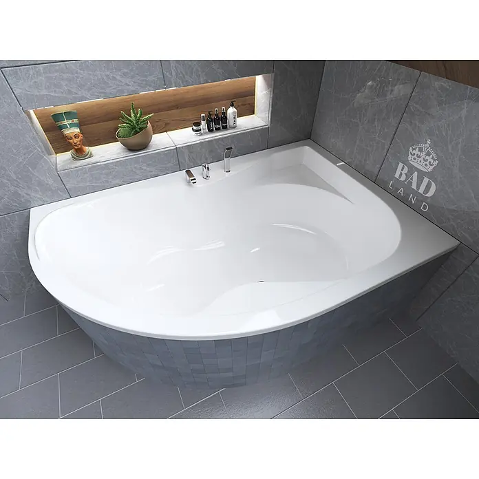 Bad Land Eckbadewanne DORA Acryl-Eckwanne 170 x 110 cm rechts Weiß - Sanitäracryl, Weiß - Weiße Eckbadewanne mit Armatur und blau-grauer Mosaikverkleidung in modernem Badezimmer.