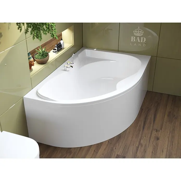 Bad Land Eckbadewanne DORA Acryl-Eckwanne 170 x 110 cm rechts Weiß - Sanitäracryl, Weiß - Weiße D-förmige Badewanne mit gekrümmter Frontplatte, in einem modernen Bad mit hellgrünen Fliesen und Holzboden.