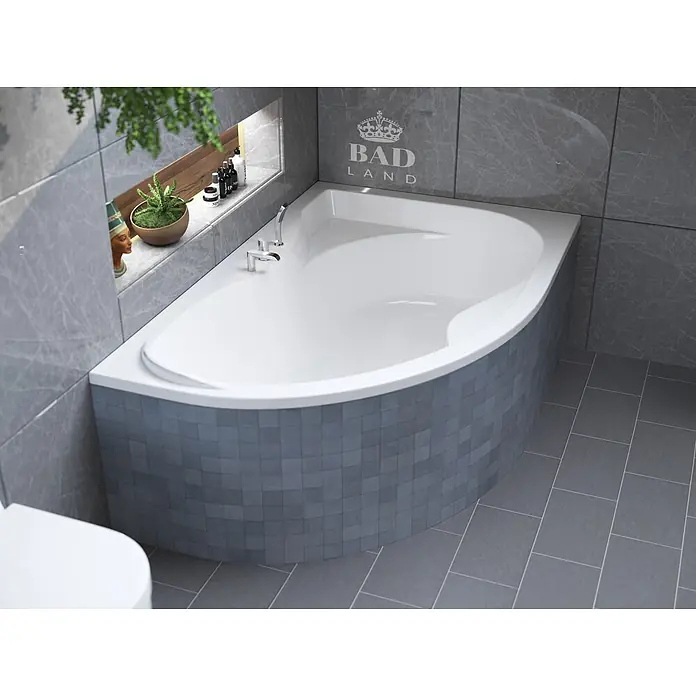 Bad Land Eckbadewanne DORA Acryl-Eckwanne 170 x 110 cm rechts Weiß - Sanitäracryl, Weiß - Weiße Eckbadewanne mit geschwungener blau-grau gefliester Front, in einem modernen Badezimmer.