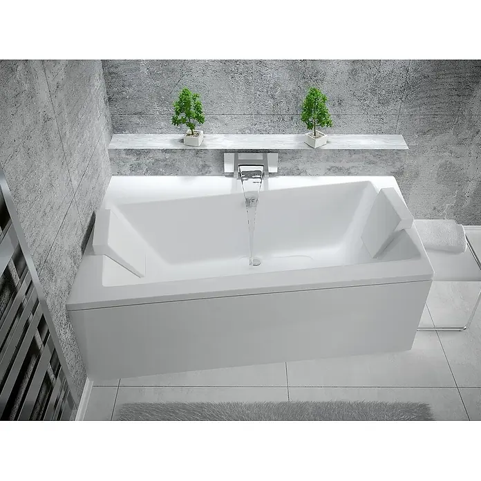 Bad Land Eckbadewanne INFINITY Acryl-Eckwanne 170 x 110 cm links Weiß, inkl. Acrylschürze - L x B: 170 x 110 cm, Sanitäracryl, Weiß - Weiße rechteckige Badewanne im modernen Design, die in einem zeitgenössischen Badezimmer mit Wasser gefüllt wird.
