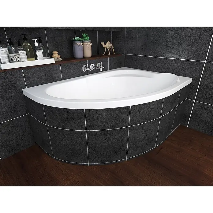 Bad Land Eckbadewanne - L x B: 130 x 85 cm, Sanitäracryl, Weiß - Weiße Eckbadewanne mit dunkelgrauer gefliester Verkleidung in einem modernen Badezimmer.