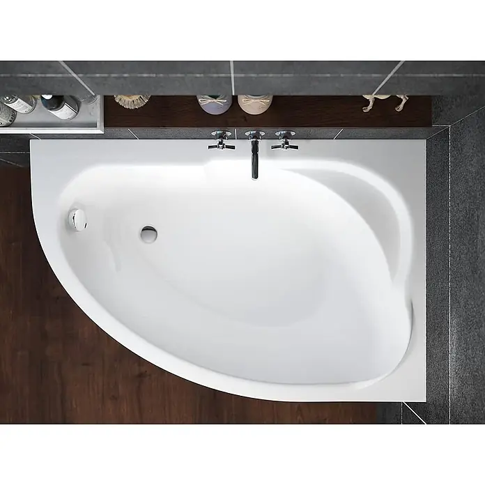 Bad Land Eckbadewanne - L x B: 130 x 85 cm, Sanitäracryl, Weiß - Weiße Eckbadewanne mit Chromarmaturen, Draufsicht in modernem Badezimmer.