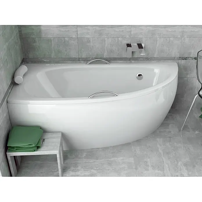 Bad Land Eckbadewanne - L x B: 150 x 70 cm, Sanitäracryl, Weiß - Weiße Eckbadewanne mit Chromgriffen und Kopfstütze, in einem modernen Fliesenbad installiert.