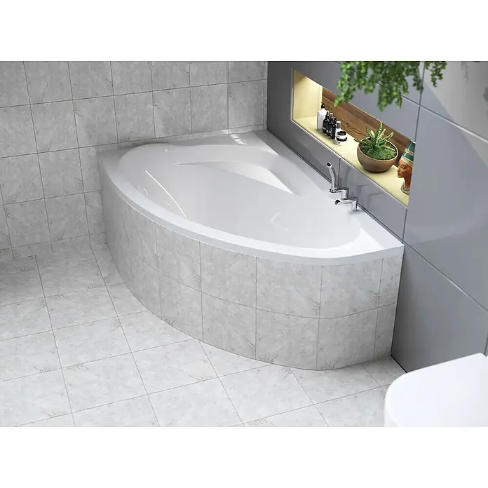 Bad Land Eckbadewanne - L x B: 150 x 100 cm, Sanitäracryl, Weiß - Weiße Eckbadewanne mit Chromarmaturen in einem modernen gefliesten Badezimmer, die ihr platzsparendes Design zeigt.