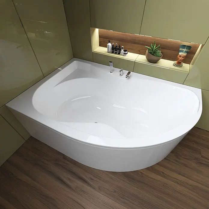 Bad Land Eckbadewanne - L x B: 170 x 110 cm, Sanitäracryl, Weiß - Weiße, glänzende Eckbadewanne mit modernen Chromarmaturen und Brause, in einem Badezimmer installiert.