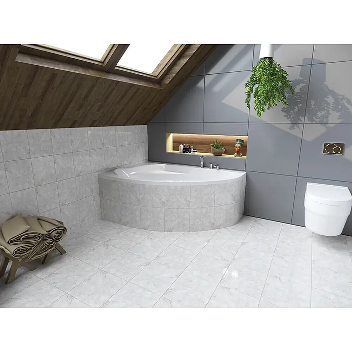 Bad Land Eckbadewanne - L x B: 150 x 100 cm, Sanitäracryl, Weiß - Modernes Dachbodenbad mit weißer Eckbadewanne, wandhängendem WC und hellgrauen Fliesen.