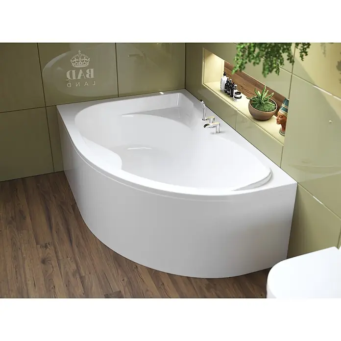 Bad Land Eckbadewanne DORA Acryl-Eckwanne 170 x 110 cm links Weiß - Sanitäracryl, Weiß - Weiße, geschwungene Badewanne in einem modernen Badezimmer mit hellgrünen Fliesen und Holzboden.
