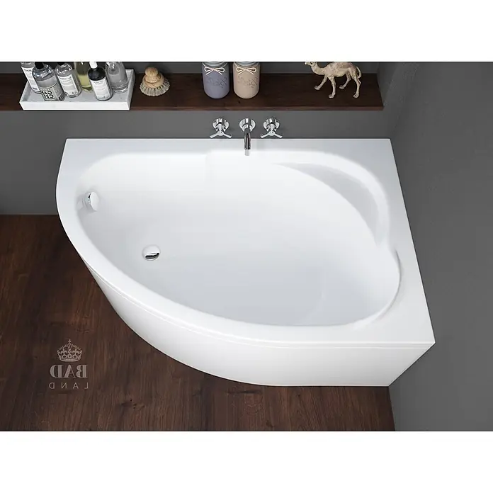 Bad Land Eckbadewanne STANDARD Acryl-Eckwanne 130 x 85 cm rechts Weiß - Sanitäracryl, Weiß - Weiße Eckbadewanne mit Chromarmaturen in einem modernen Badezimmer mit dunklem Holzboden und grauer Wand.