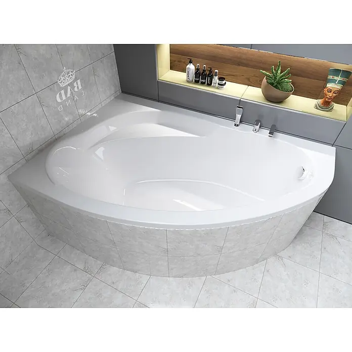 Bad Land Eckbadewanne MAREA Acryl-Eckwanne 150 x 100 cm links Weiß - L x B: 150 x 100 cm, Sanitäracryl, Weiß - Eine weiße Eckbadewanne in einem gefliesten Badezimmer, mit integrierten Armaturen und Handbrause, sowie Pflegeprodukten und Deko auf einem Regal darüber.