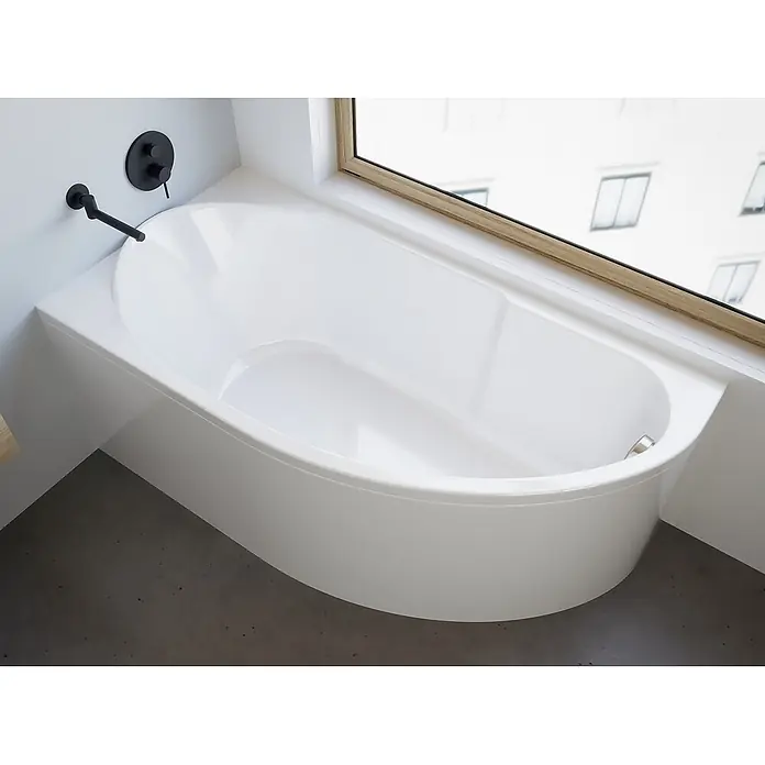 Bad Land Eckbadewanne MIKI Acryl-Eckwanne 145 x 85 cm links Weiß - Sanitäracryl, Weiß - Weiße Badewanne mit schwarzer Wandarmatur, neben einem Fenster mit Holzrahmen installiert.