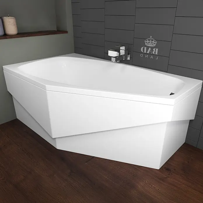 Bad Land Eckbadewanne - L x B: 140 x 80 cm, Sanitäracryl, Weiß - Moderne weiße Eckbadewanne mit integrierter Armatur, in einem zeitgenössischen Badezimmer mit dunklem Holzboden.