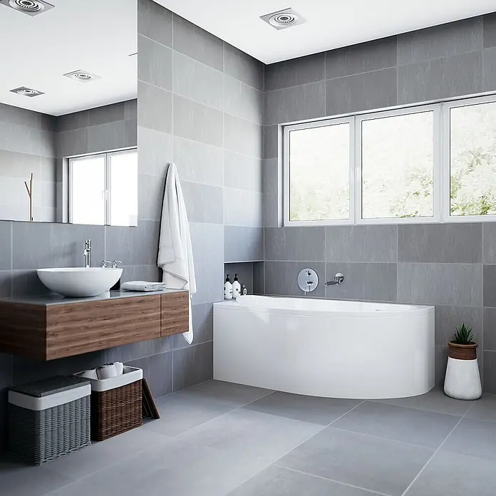 Bad Land Eckbadewanne MIKI Acryl-Eckwanne 140 x 70 cm links Weiß - Sanitäracryl, Weiß - Modernes Badezimmer mit grauen Fliesen, weißer Badewanne und schwebendem Holzwaschtisch.