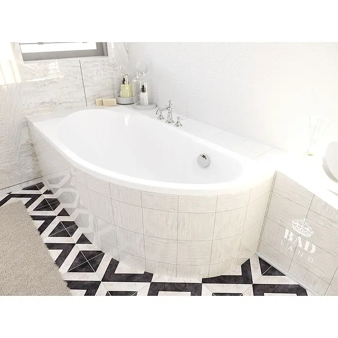 Bad Land Eckbadewanne MIKI Acryl-Eckwanne 140 x 70 cm links Weiß - Sanitäracryl, Weiß - Weißer ovaler Badewanne mit Chromarmaturen, in ein gefliestes Badezimmer integriert, mit stilvollem Boden- und Wanddesign.