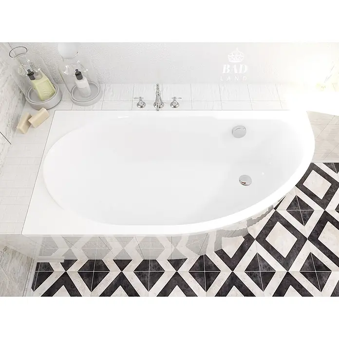 Bad Land Eckbadewanne MIKI Acryl-Eckwanne 140 x 70 cm links Weiß - Sanitäracryl, Weiß - Draufsicht auf eine moderne weiße Badewanne mit Chromarmaturen und Pflegeprodukten in einem Badezimmer.