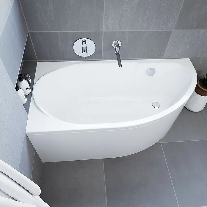 Bad Land Eckbadewanne MIKI Acryl-Eckwanne 140 x 70 cm links Weiß - Sanitäracryl, Weiß - Weiße D-förmige Badewanne mit integrierten Chromarmaturen.