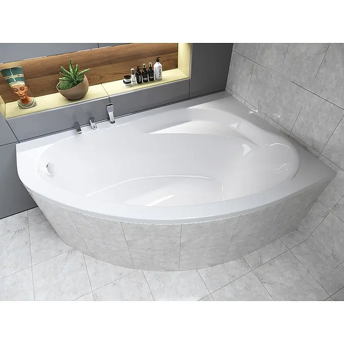 Bad Land Eckbadewanne MAREA Acryl-Eckwanne 150 x 100 cm rechts Weiß, inkl. Styroporverkleidung - Sanitäracryl, Weiß - Weiße Eckbadewanne mit integrierter Armatur und Handbrause in einem modernen gefliesten Bad.