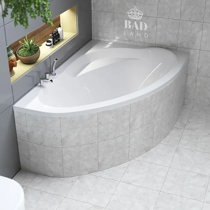 Bad Land Eckbadewanne - L x B: 150 x 100 cm, Sanitäracryl, Weiß - Weiße Eckbadewanne mit Chromarmaturen in einem gefliesten Badezimmer.