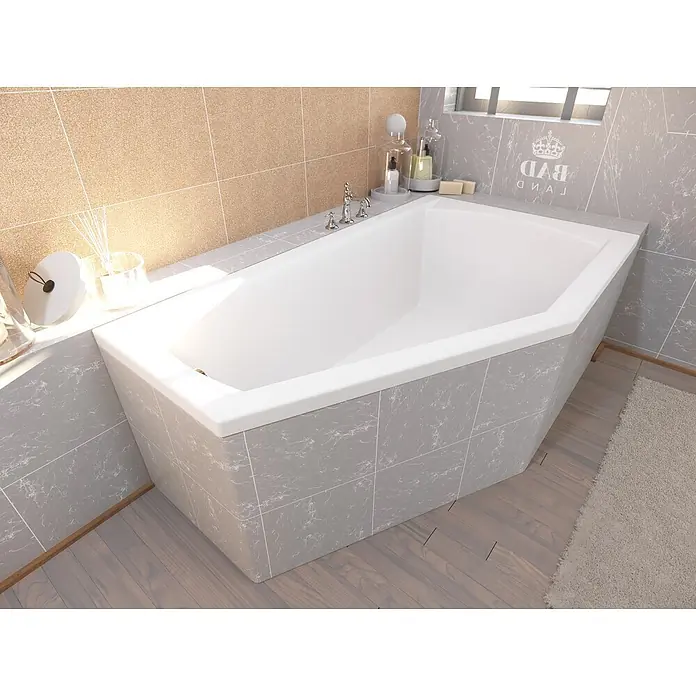 Bad Land Eckbadewanne SELENA Acryl-Eckwanne 160 x 90 cm rechts Weiß - Sanitäracryl, Weiß - Weiße Badewanne mit eckigem Design, in einem modernen Fliesenbad installiert.