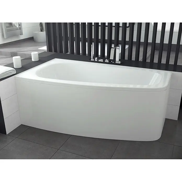 Bad Land Eckbadewanne LUNA Acryl-Eckwanne 150 x 80 cm links Weiß - Sanitäracryl, Weiß - Weiße Eckbadewanne mit integrierten Chromarmaturen und Brause, in einem modernen Badezimmer installiert.
