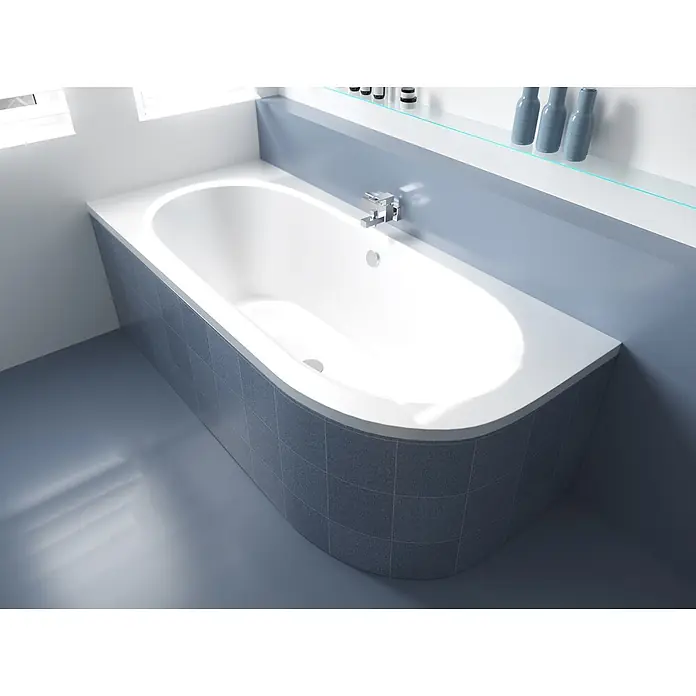 Bad Land Eckbadewanne AVITA Acryl-Eckwanne 160 x 75 cm links Weiß - Sanitäracryl, Weiß - Weiße Einbau-Badewanne mit blauer Fliesenverkleidung und Chromarmatur, in einem modernen Badezimmer mit blauen Wänden und Boden.