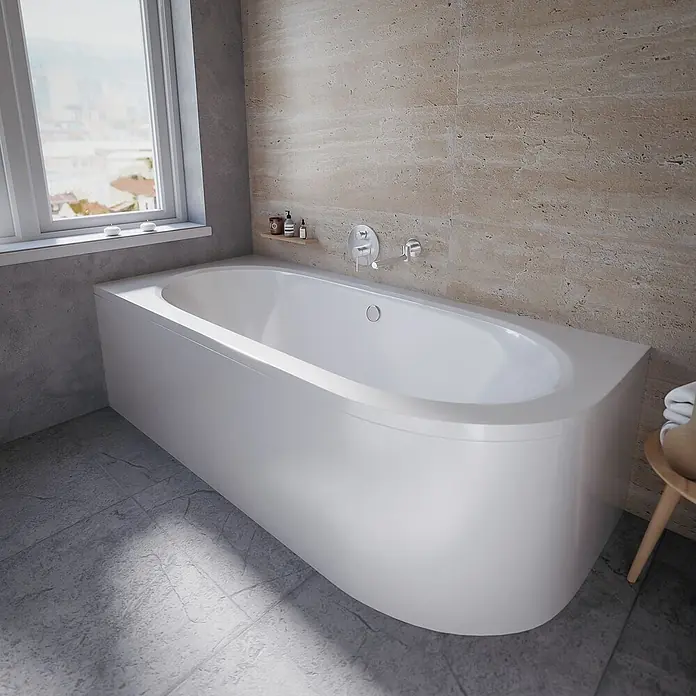 Bad Land Eckbadewanne AVITA Acryl-Eckwanne 180 x 80 cm links Weiß, inkl. Acrylschürze - Sanitäracryl, Weiß - Weiße, moderne Badewanne in einem hellen Badezimmer mit Steinoptik-Fliesen an den Wänden und einem Fenster.