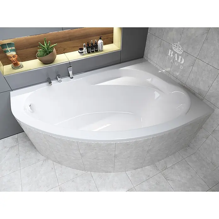 Bad Land Eckbadewanne MAREA Acryl-Eckwanne 150 x 100 cm rechts Weiß - Sanitäracryl, Weiß - Weiße Eckbadewanne in einem modernen gefliesten Badezimmer mit Ablage und Dekoration.
