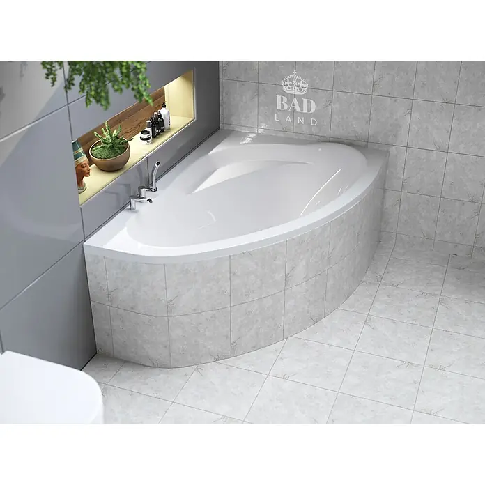 Bad Land Eckbadewanne MAREA Acryl-Eckwanne 150 x 100 cm rechts Weiß - Sanitäracryl, Weiß - Weiße Eckbadewanne mit hellgrauer Fliesenverkleidung in einem modernen Badezimmer.