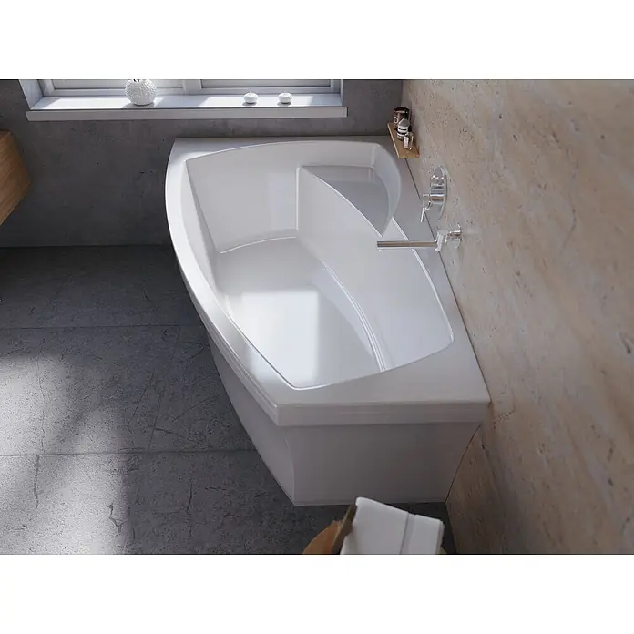 Bad Land Eckbadewanne FRIDA Acryl-Eckwanne 160 x 105 cm links Weiß - Sanitäracryl, Weiß - Weiße, asymmetrische Eckbadewanne mit Chromarmatur, vor strukturiertem grauem Boden und hellbeigen Wandfliesen.