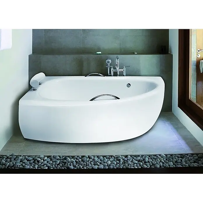 Bad Land Eckbadewanne - L x B: 150 x 70 cm, Sanitäracryl, Weiß - Moderne weiße Eckbadewanne mit Chromarmaturen, Haltegriffen und Kopfstütze, in einem gefliesten Bad mit Zierkieseln.