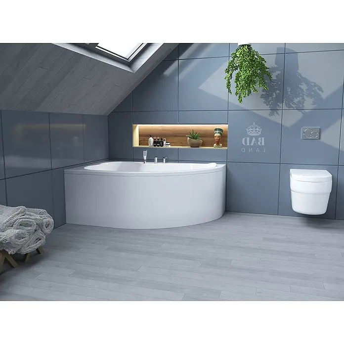 Bad Land Eckbadewanne MEGA Acryl-Eckwanne 160 x 105 cm links Weiß, inkl. Acrylschürze - Sanitäracryl, Weiß - Modernes Badezimmer mit geschwungener weißer Badewanne unter einem Dachfenster und wandhängender weißer Toilette auf grauem Holzboden.
