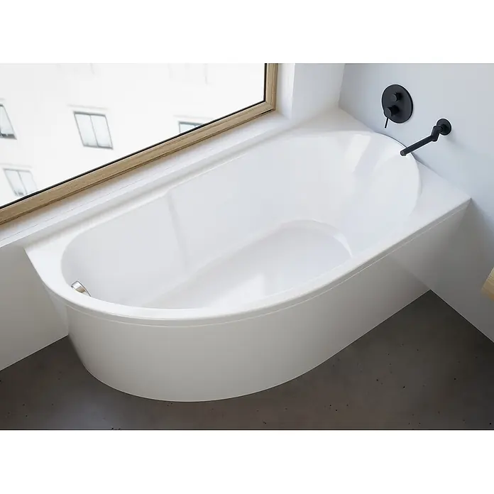 Bad Land Eckbadewanne MIKI Acryl-Eckwanne 145 x 85 cm rechts Weiß - Sanitäracryl, Weiß - Moderne weiße Eckbadewanne mit schwarzen Armaturen, neben einem großen Fenster im hellen Bad.