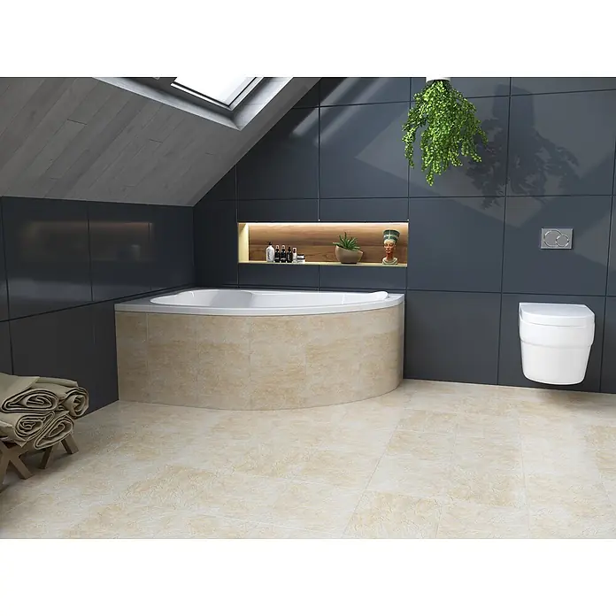 Bad Land Eckbadewanne MEGA Acryl-Eckwanne 160 x 105 cm links Weiß, inkl. Styroporverkleidung - Sanitäracryl, Weiß - Modernes Dachbodenbad mit hellbeigen, gemusterten Boden- und Wannenfliesen, ergänzt durch dunkelgraue Wandfliesen.