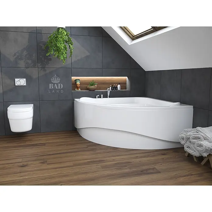 Bad Land Eckbadewanne STANDARD Acryl-Eckwanne 140 x 140 cm Weiß, inkl. Acrylschürze - Sanitäracryl, Weiß - Weiße Eckbadewanne und wandhängendes WC in einem modernen, dunkel gefliesten Bad mit Holzboden.