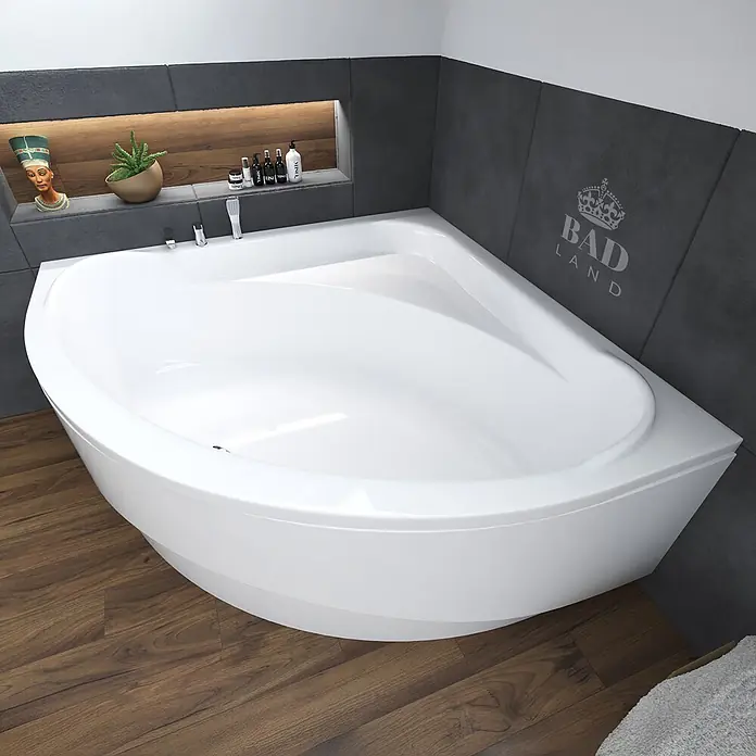 Bad Land Eckbadewanne STANDARD Acryl-Eckwanne 140 x 140 cm Weiß, inkl. Acrylschürze - Sanitäracryl, Weiß - Weiße Acryl-Eckbadewanne mit geschwungener Front, in einem modernen Bad installiert.