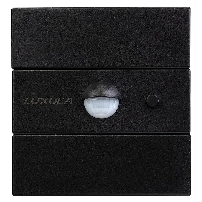 Luxula Solar-Außenwandleuchte - Schwarz, IP65, 300 lm - Schwarzer rechteckiger LUXULA Bewegungsmelder mit einem kuppelförmigen PIR-Sensor und einer kleinen Taste.