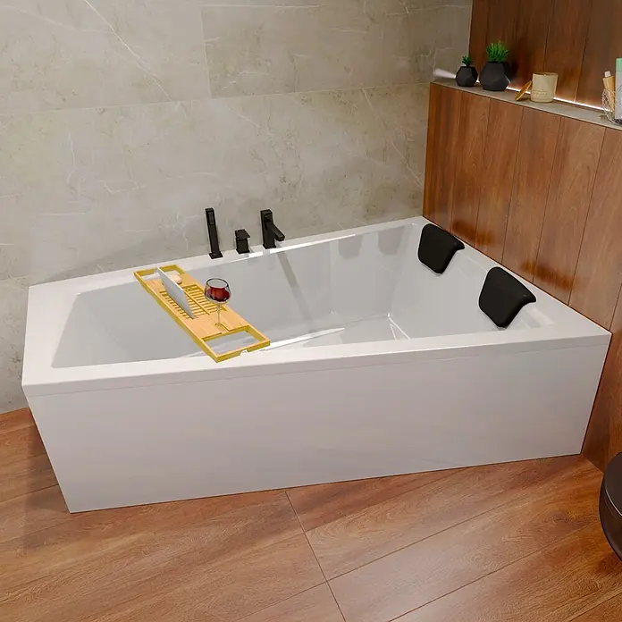 Bad Land Eckbadewanne - L x B: 170 x 125 cm, Sanitäracryl, Weiß - Weiße Badewanne mit schwarzen Armaturen und einem Holzbadebrett in einem modernen Badezimmer mit Marmorwänden und Holzoptikboden.
