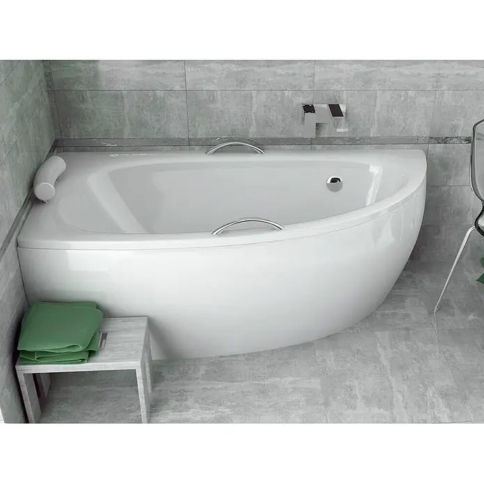 Bad Land Eckbadewanne MILENA Acryl-Eckwanne 150 x 70 cm links Weiß - L x B: 150 x 70 cm, Sanitäracryl, Weiß - Weiße Eckbadewanne mit Chromgriffen und Kopfstütze, in einem gefliesten Badezimmer.