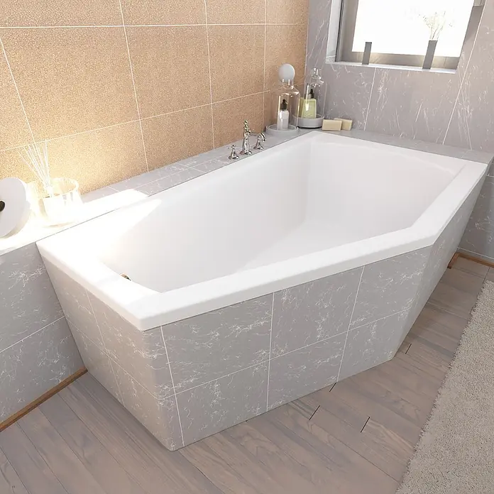 Bad Land Eckbadewanne - L x B: 160 x 90 cm, Sanitäracryl, Weiß - Weiße, moderne, eckige Badewanne, eingebaut in ein gefliestes Badezimmer mit grauem Marmor-Look und beigen Wandfliesen.