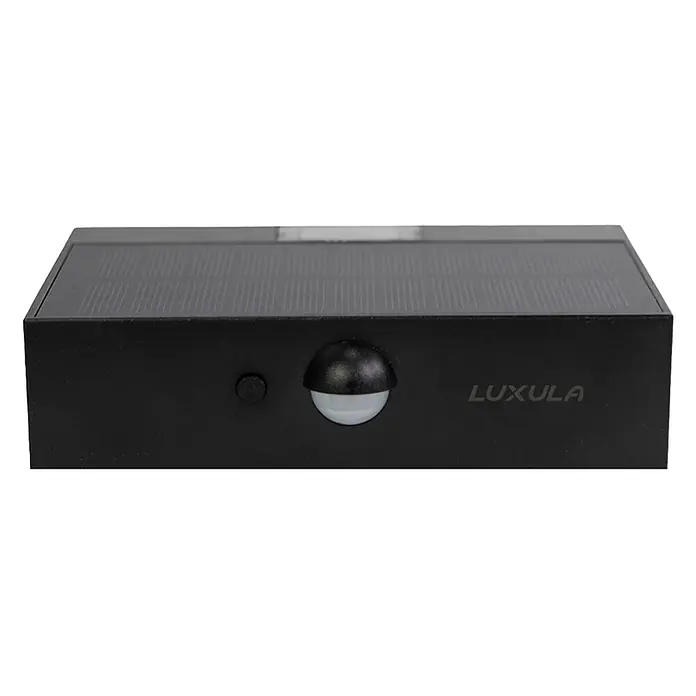 Luxula Solar-Außenwandleuchte - L x B x H: 13,7 x 3,5 x 9 cm, Schwarz, IP65, 350 lm - Schwarze, solarbetriebene Bewegungsmelderleuchte mit Taste und "LUXULA"-Branding auf der Vorderseite.