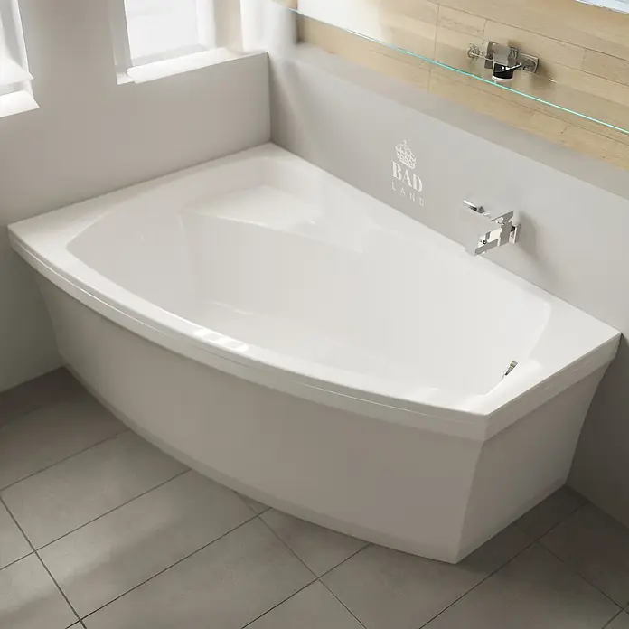 Bad Land Eckbadewanne - L x B: 160 x 105 cm, Sanitäracryl, Weiß - Weiße Eckbadewanne in einem modernen Badezimmer, mit Chromarmatur und Glasablage darüber.