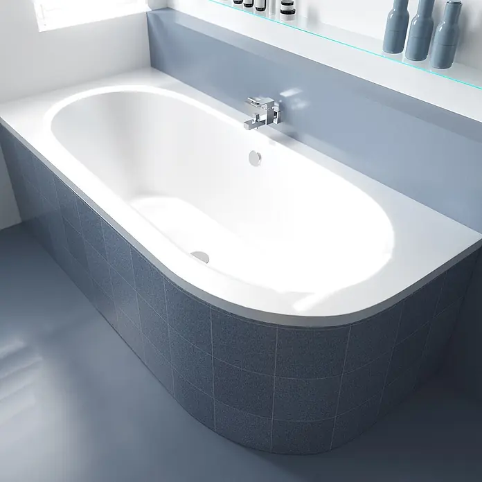 Bad Land Eckbadewanne - L x B: 160 x 75 cm, Sanitäracryl, Weiß - Weiße Badewanne mit Chromarmatur, in eine blaue geflieste Verkleidung in einem modernen Badezimmer eingebaut.