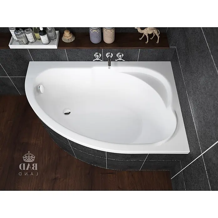 Bad Land Eckbadewanne STANDARD Acryl-Eckwanne 130 x 85 cm rechts Weiß - Sanitäracryl, Weiß - Weiße Eckbadewanne mit geschwungener Front, Armatur und Abfluss, in einem modernen Badezimmer installiert.