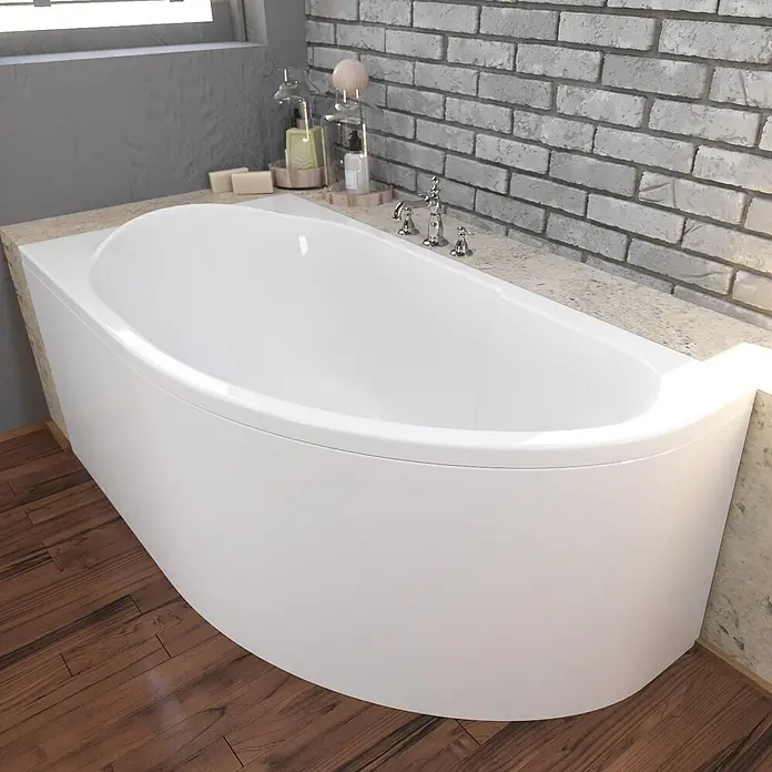 Bad Land Eckbadewanne - L x B: 145 x 85 cm, Sanitäracryl, Weiß - Eine weiße, moderne Badewanne mit geschwungener Vorderseite, in einem zeitgenössischen Bad mit Holzfußboden und Ziegelwand.