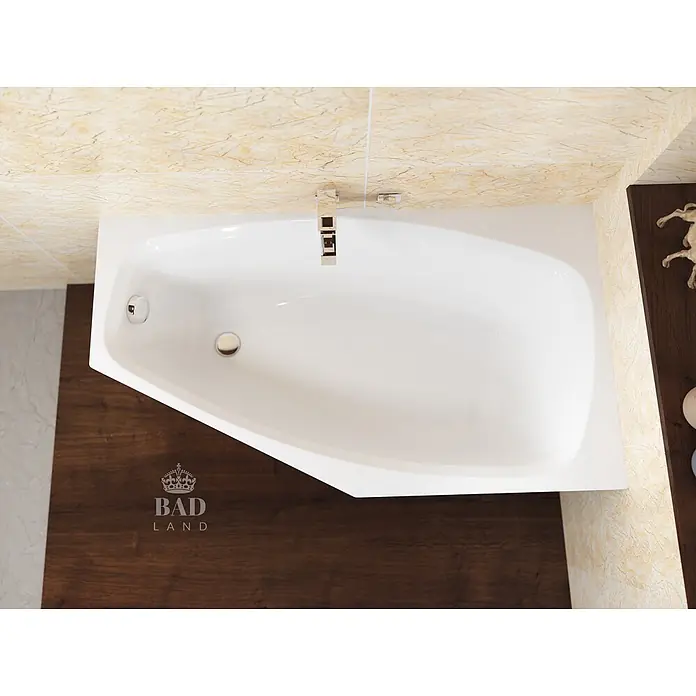 Bad Land Eckbadewanne - L x B: 140 x 80 cm, Sanitäracryl, Weiß - Weiße Eckbadewanne aus Acryl mit Chromarmaturen, in modernem Bad mit Marmorfliesen und dunklem Holz.