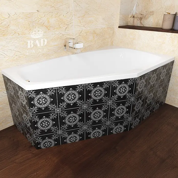 Bad Land Eckbadewanne - L x B: 140 x 80 cm, Sanitäracryl, Weiß - Badewanne mit weißer Innenseite und schwarzer Verkleidung mit feinen weißen Mustern, in einem hell gefliesten Bad.