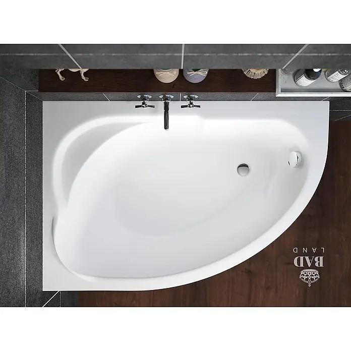 Bad Land Eckbadewanne STANDARD Acryl-Eckwanne 130 x 85 cm links Weiß, inkl. Acrylschürze - Sanitäracryl, Weiß - Blick von oben auf eine weiße Eckbadewanne mit Chromarmatur, Abfluss und Überlauf in einem modernen Badezimmer.