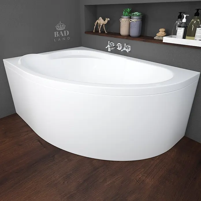 Bad Land Eckbadewanne STANDARD Acryl-Eckwanne 130 x 85 cm links Weiß, inkl. Acrylschürze - Sanitäracryl, Weiß - Weiße Eckbadewanne in einem modernen Badezimmer mit dunklen Wänden und Holzfußboden.