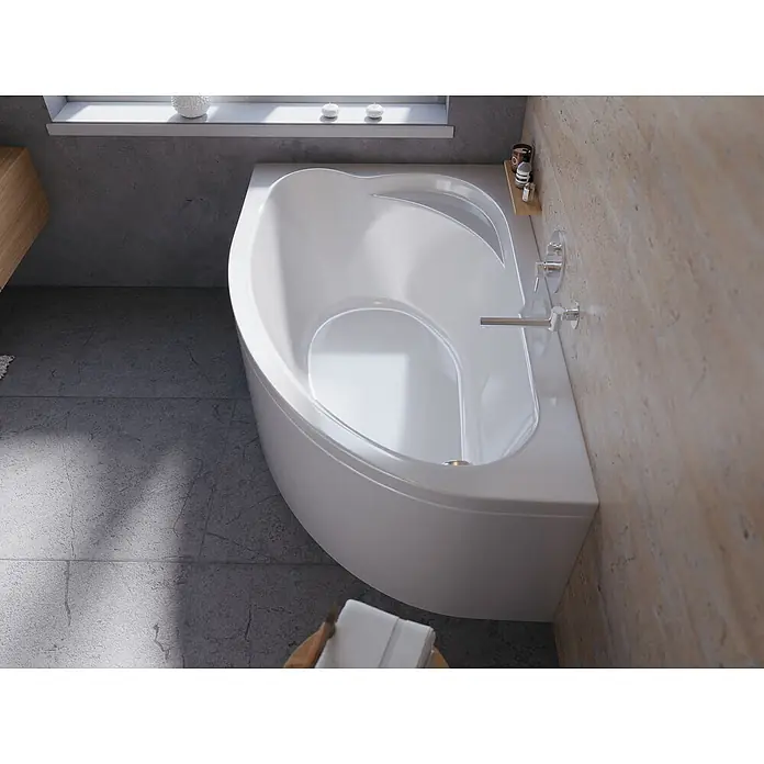 Bad Land Eckbadewanne STANDARD Acryl-Eckwanne 130 x 85 cm links Weiß, inkl. Acrylschürze - Sanitäracryl, Weiß - Weiße asymmetrische Badewanne mit integrierter Chromarmatur in einem modernen Badezimmer.