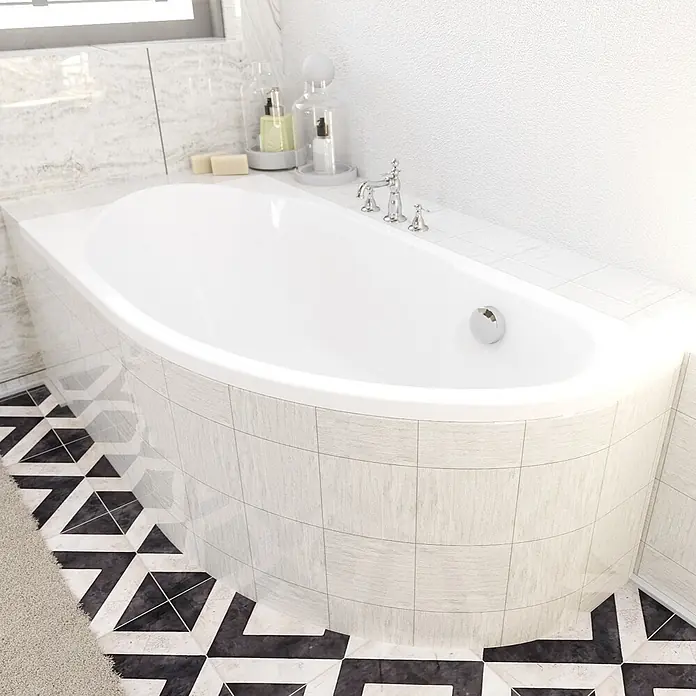Bad Land Eckbadewanne - L x B: 140 x 70 cm, Sanitäracryl, Weiß - Weiße Badewanne mit Chromarmaturen, in eine geflieste Umrandung in einem modernen Badezimmer eingelassen.